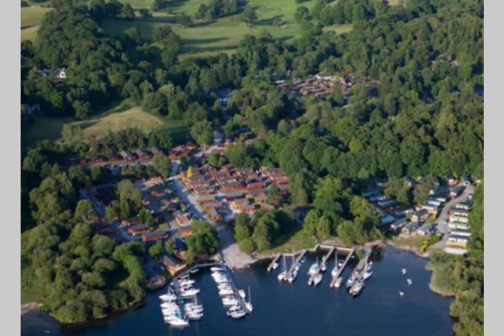 Mistletoe One Luxury Lodge With Hot Tub Windermere Buitenkant foto