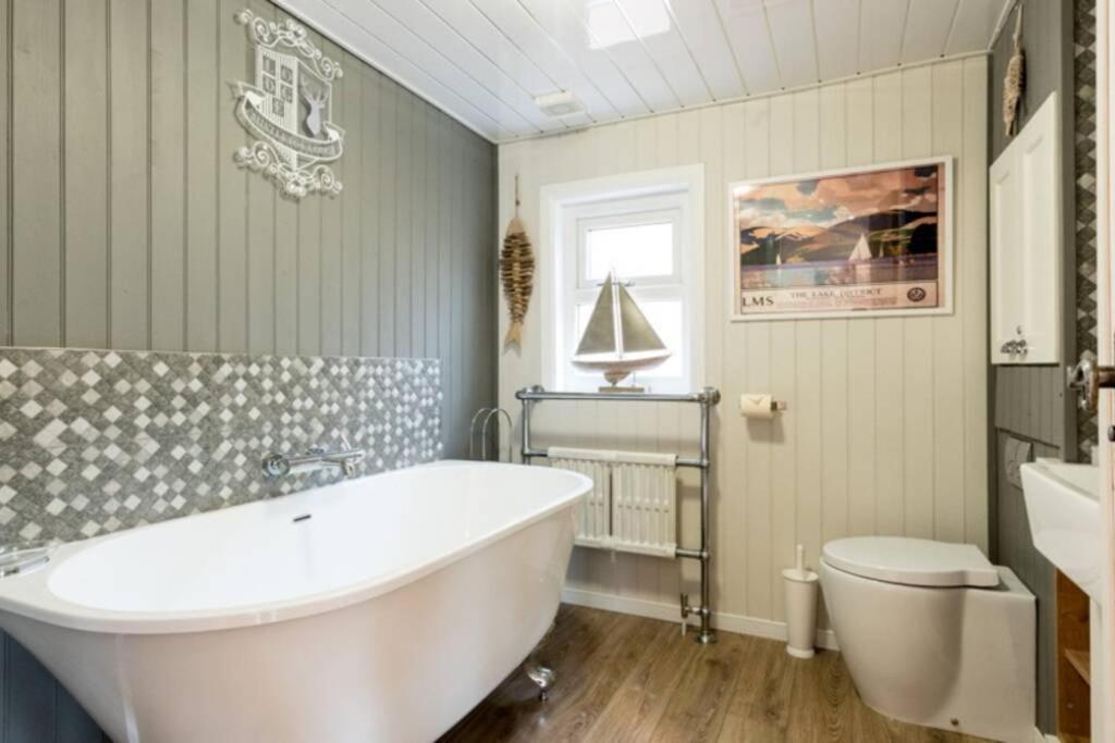 Mistletoe One Luxury Lodge With Hot Tub Windermere Buitenkant foto