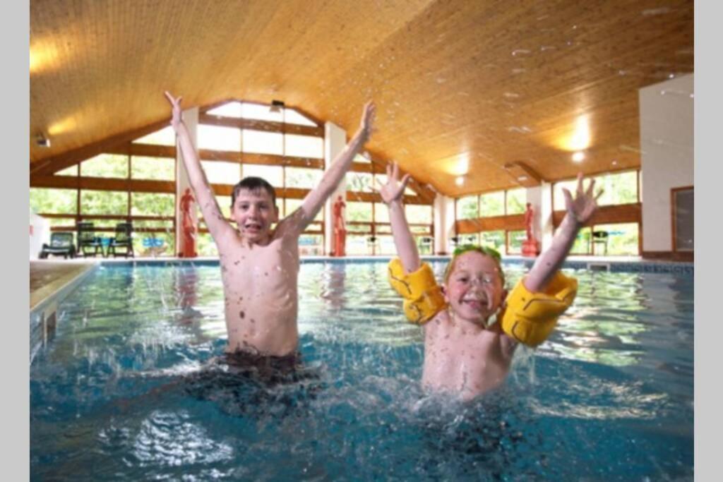Mistletoe One Luxury Lodge With Hot Tub Windermere Buitenkant foto